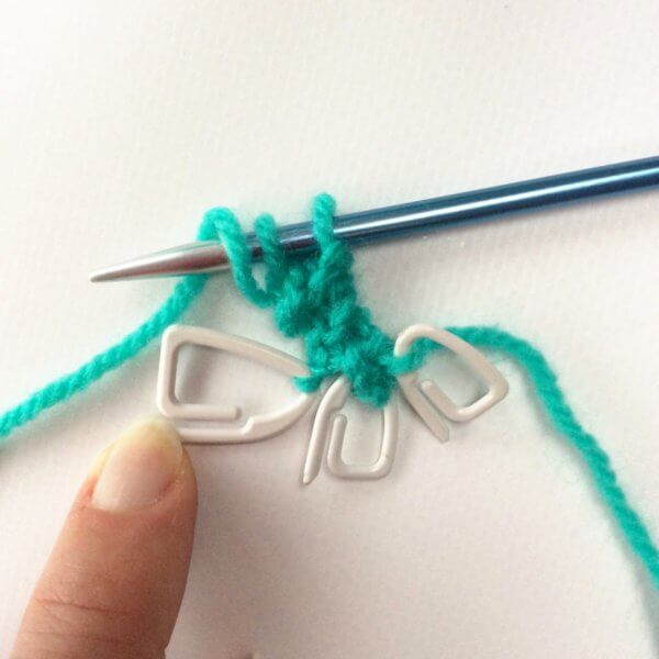 Garter tab CO for top-down crescents - a tutorial by La Visch Designs