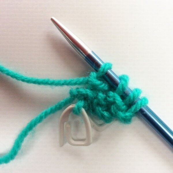 Garter tab CO for top-down crescents - a tutorial by La Visch Designs