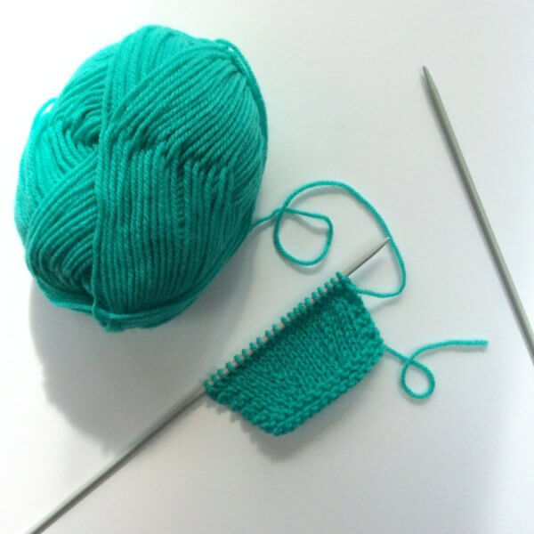 Knitting the k2tog decrease - a tutorial by La Visch Designs