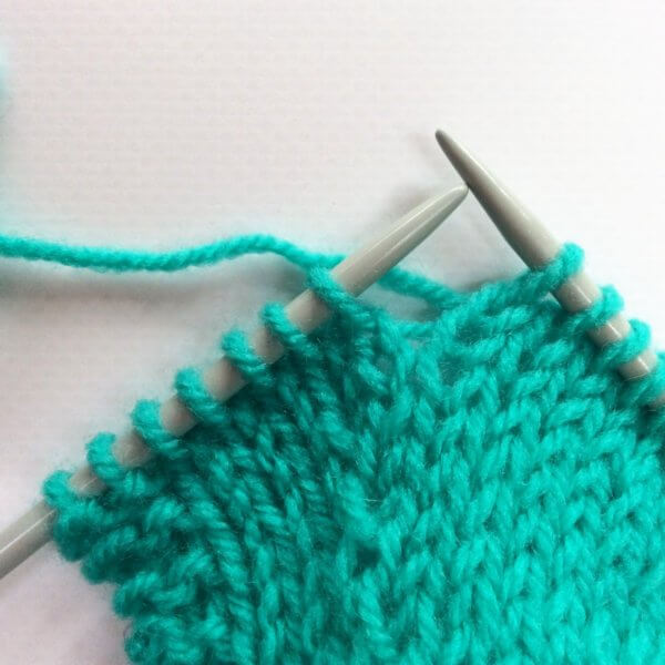 Knitting the k2tog decrease - a tutorial by La Visch Designs