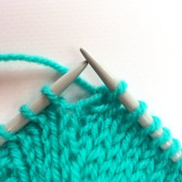 Knitting the k2tog decrease - a tutorial by La Visch Designs