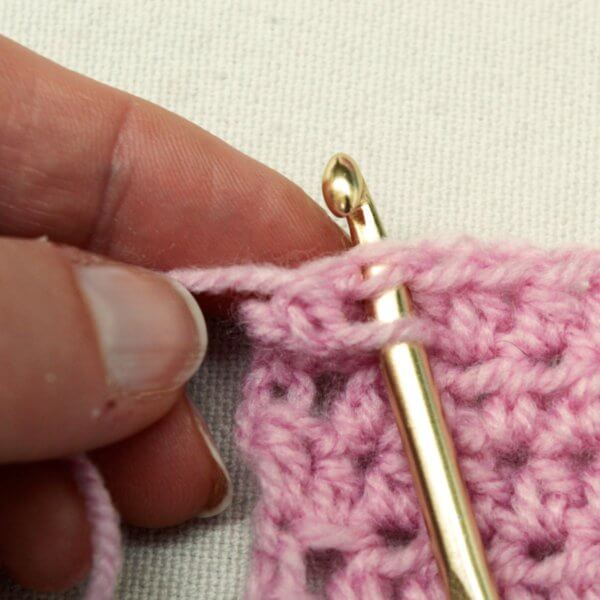 Reverse single crochet - a tutorial by La Visch Designs