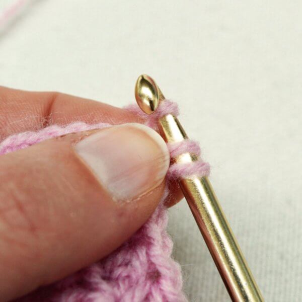 Reverse single crochet - a tutorial by La Visch Designs