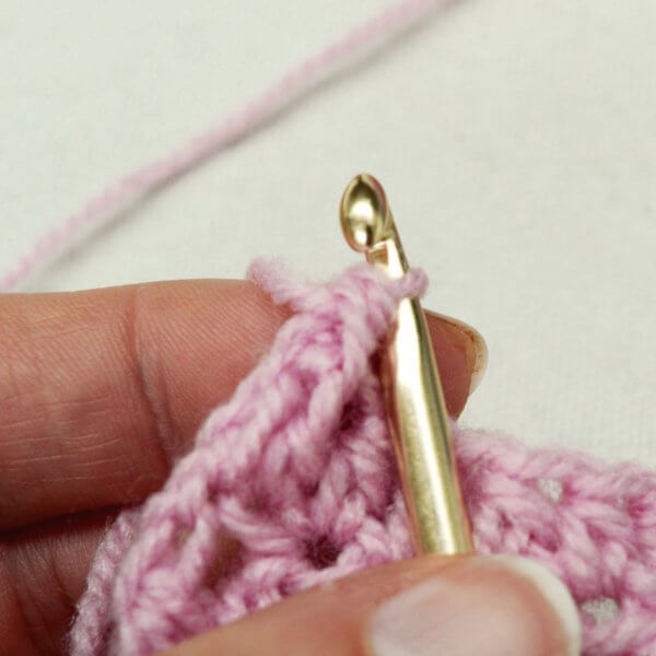 Reverse single crochet - a tutorial by La Visch Designs