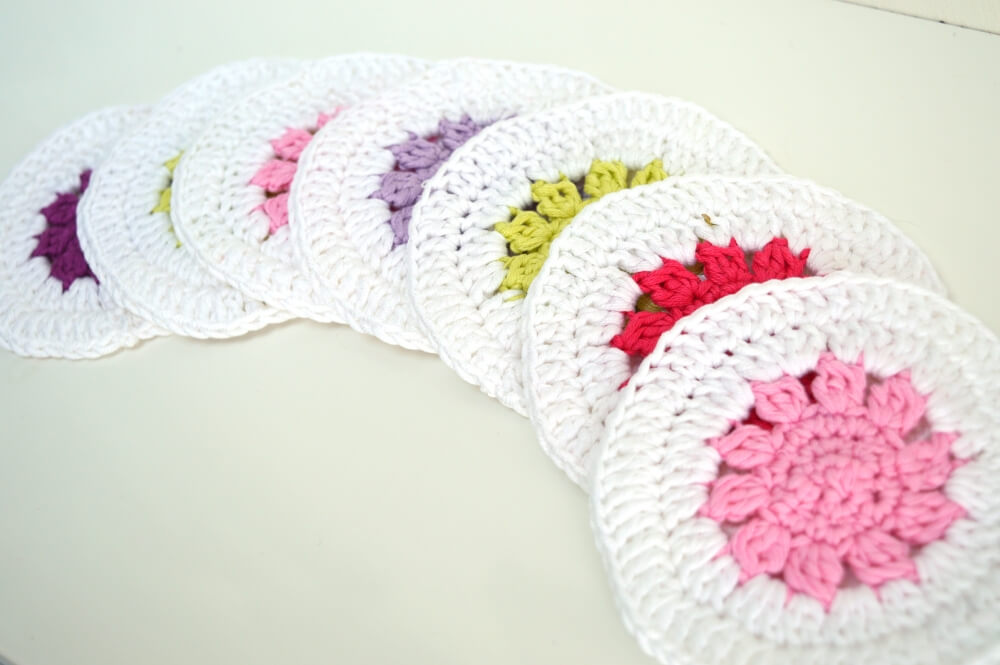 Fun crochet coasters - a free pattern by La Visch Designs