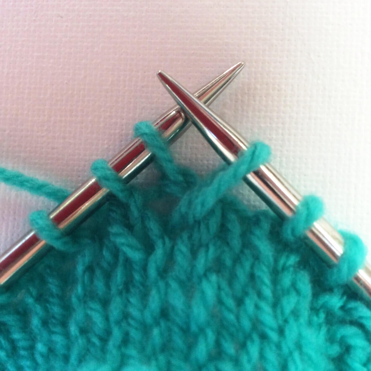 tutorial: knitting the small flower stitch La Visch Designs
