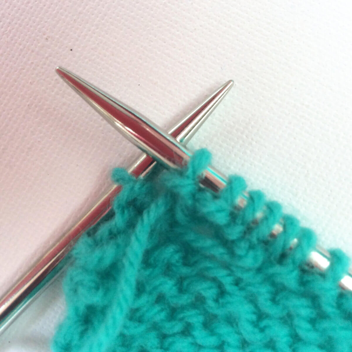 tutorial: knitting a bobble bind-off - La Visch Designs