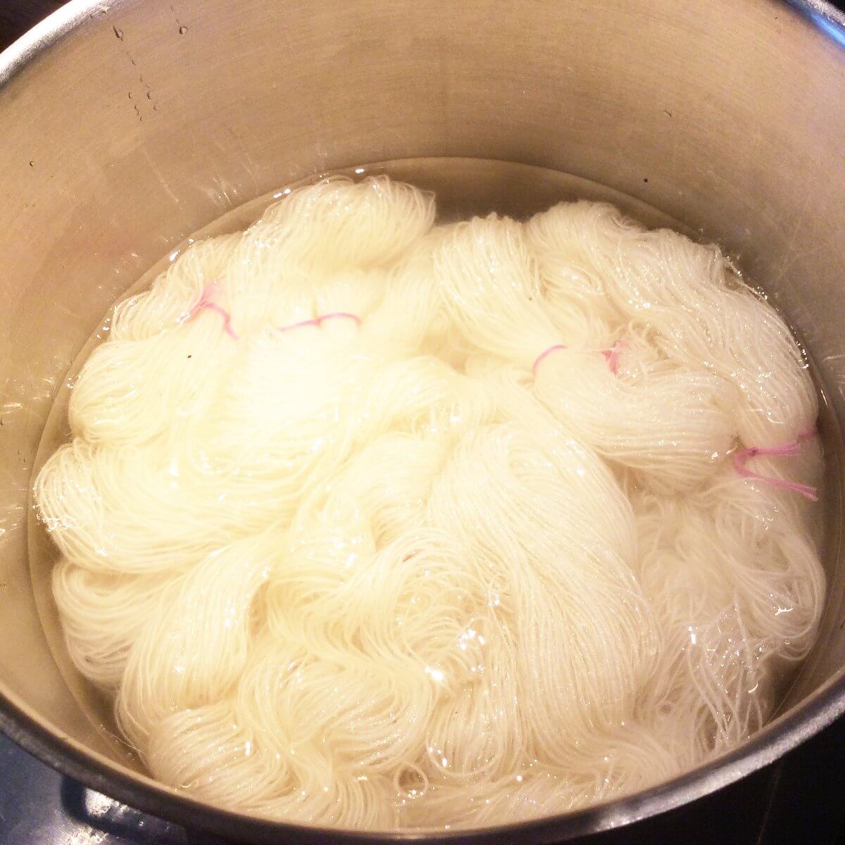 dyeing wool with onion skins La Visch Designs