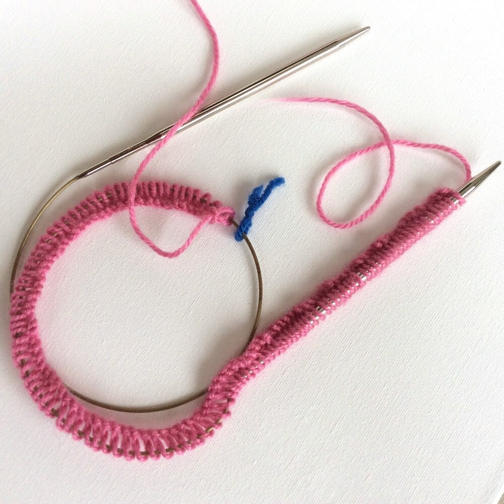 tutorial: knitting in the round - travelling loop method - La Visch Designs