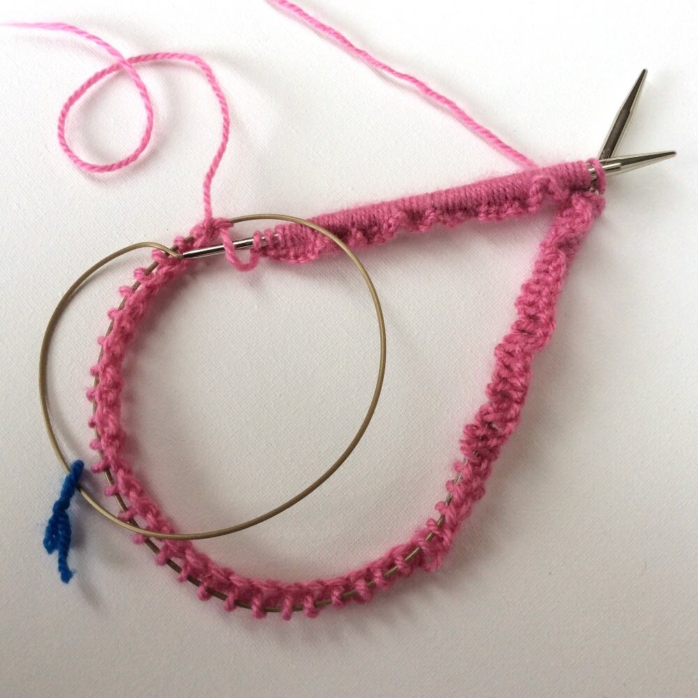 tutorial knitting in the round travelling loop method La Visch Designs