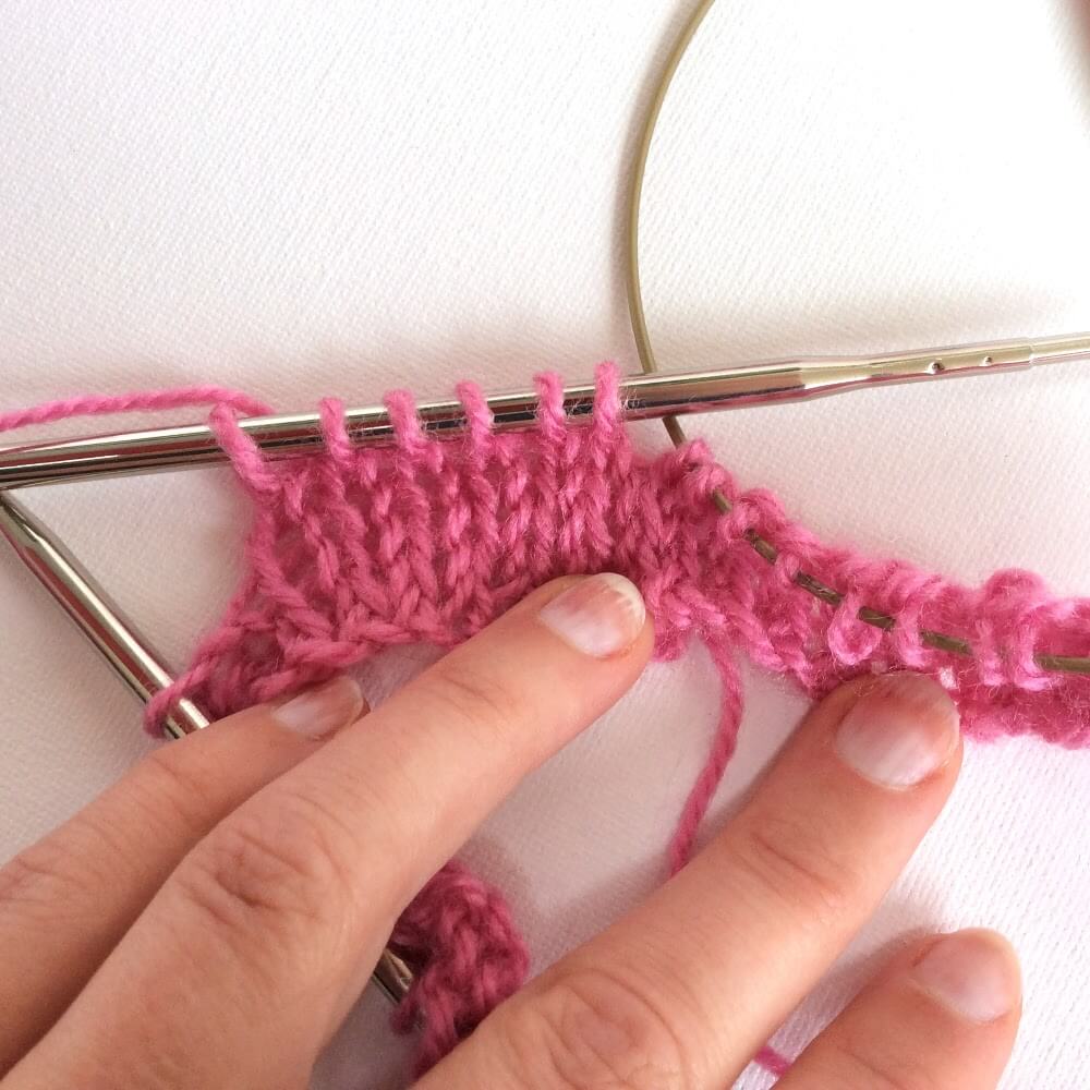tutorial knitting in the round travelling loop method La Visch Designs
