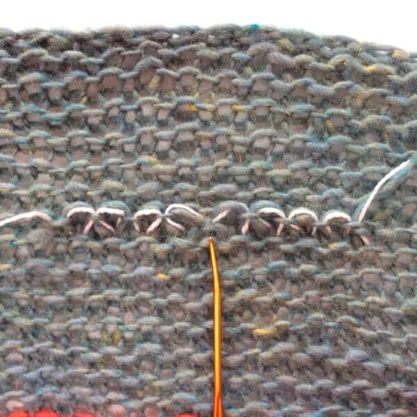 Fixing a dropped stitch in garter stitch - by La Visch Designs