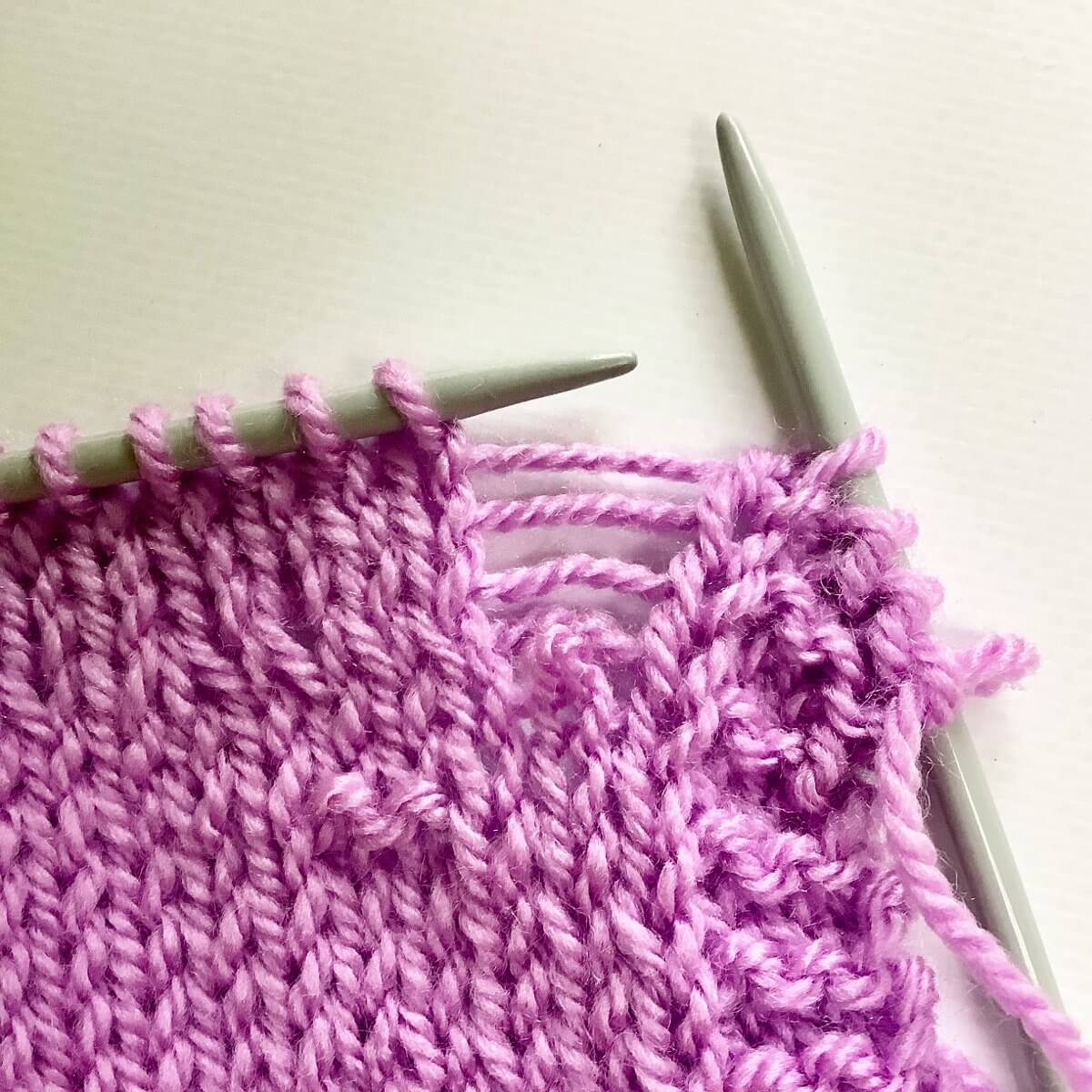 tutorial fixing a dropped stitch La Visch Designs