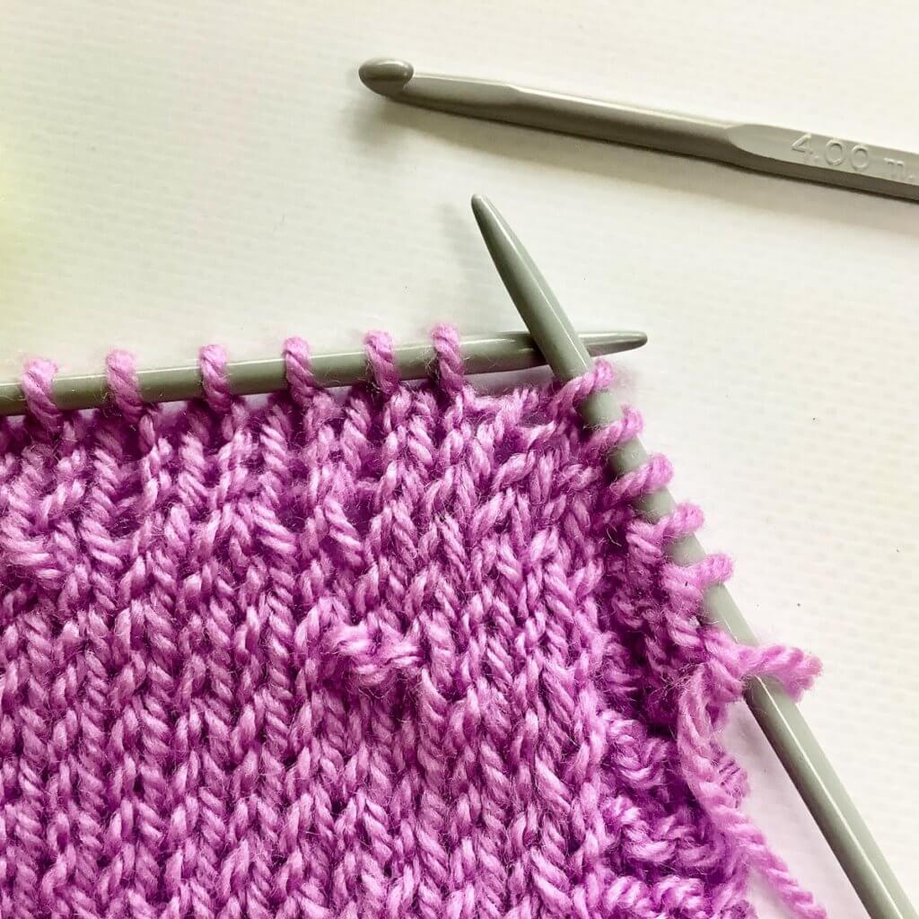 tutorial - fixing a dropped stitch - La Visch Designs