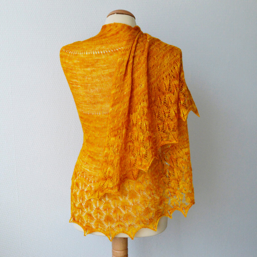 Zomerzon, a knitted lace shawl design by La Visch Designs