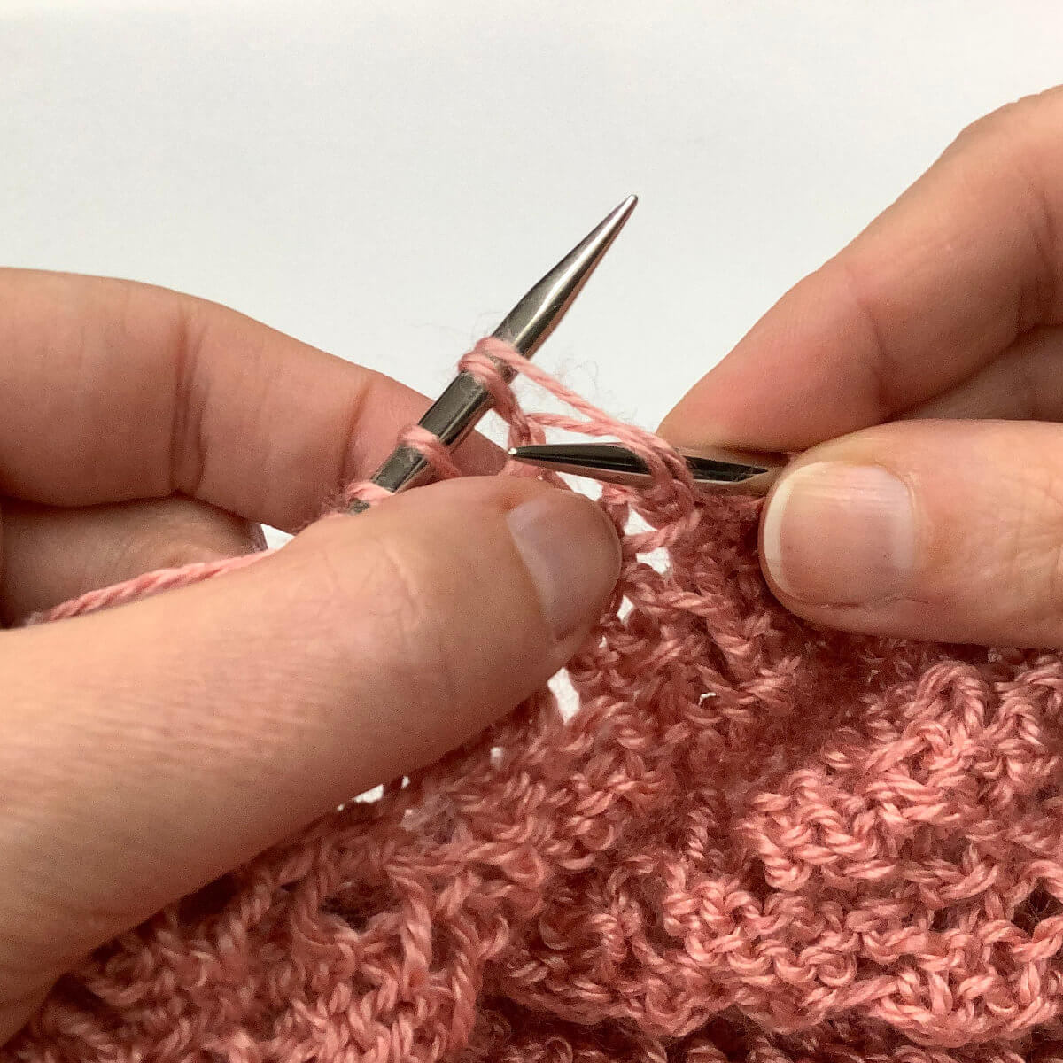 tutorial - working a purl 1 below (p1b) - La Visch Designs