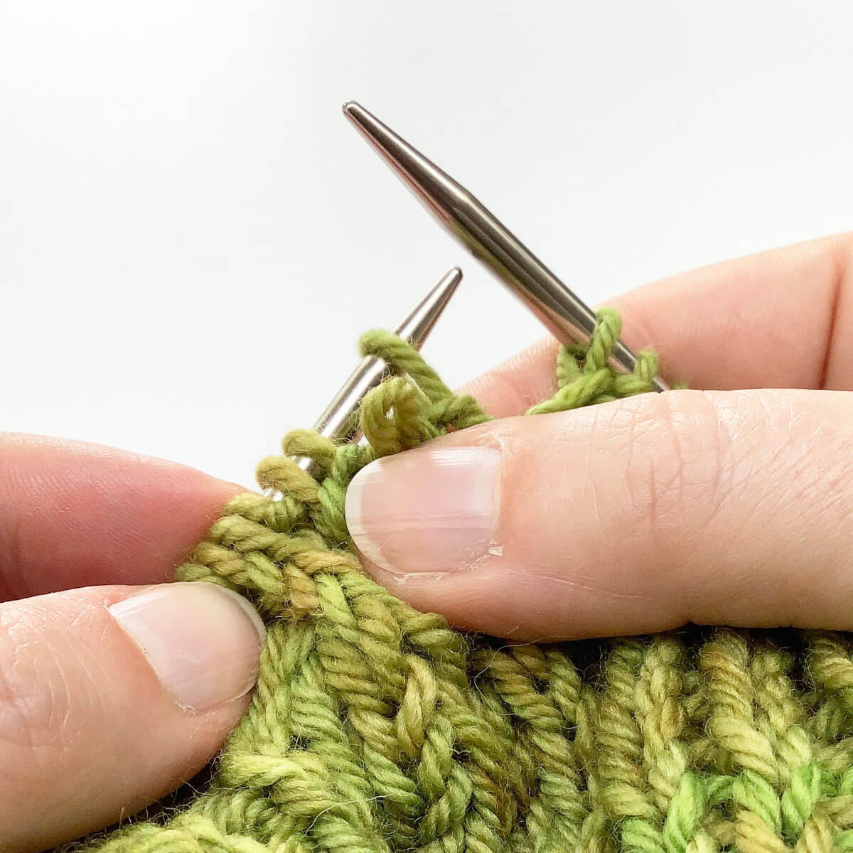 Learn to Knit: Working a Right Cross Cable without a Cable Needle - Stolen  Stitches