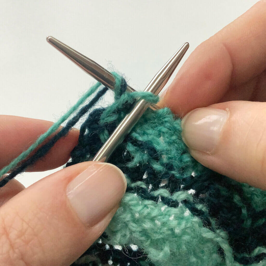 tutorial carrying yarn up the side La Visch Designs