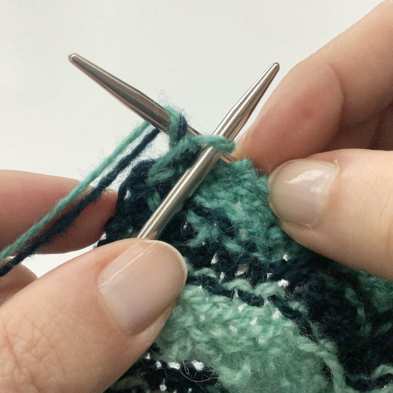 tutorial carrying yarn up the side La Visch Designs