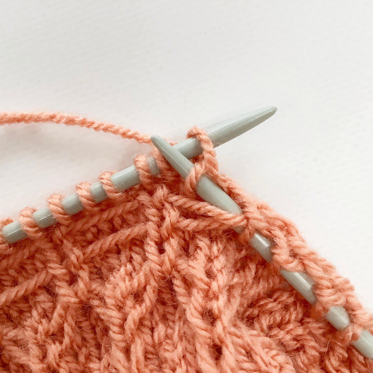 tutorial – working the knit 1 under loose strands (k1 uls) stitch - La  Visch Designs