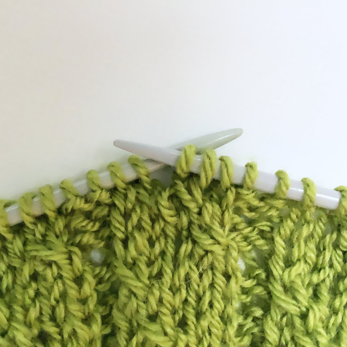 tutorial - left twist in stockinette - La Visch Designs