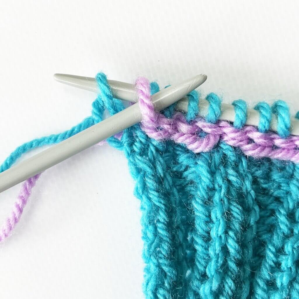 stitch pattern - working a Vikkel braid in a contrasting color - La ...
