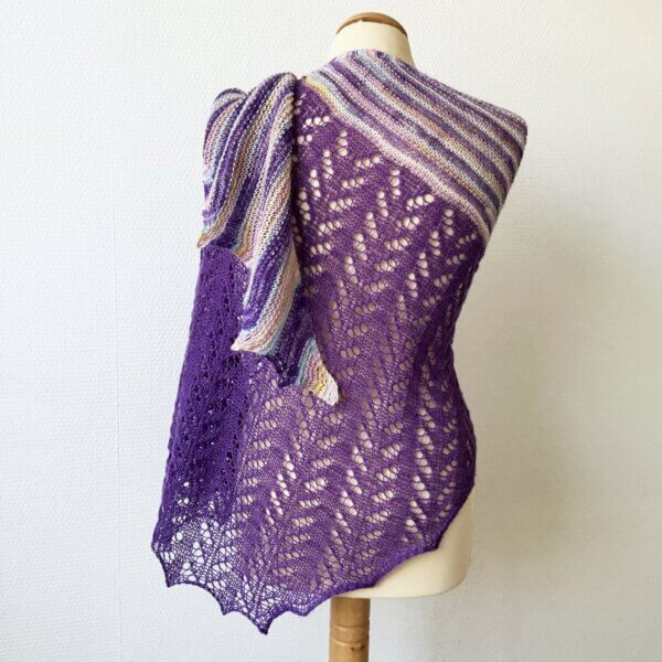 Zuurstok - a knit shawl design with lace by La Visch Designs