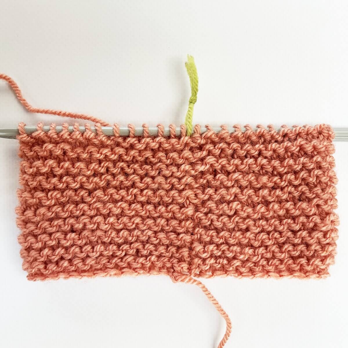 tutorial - jog-less garter stitch in the round: lifted strand & p2tog method - La Visch Designs